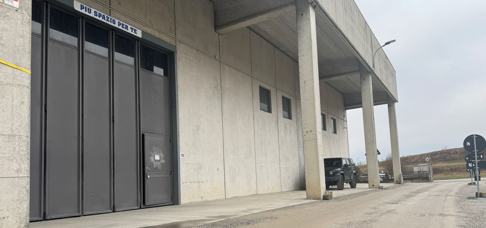 Più Spazio per te - portone ingresso capannone del deposito